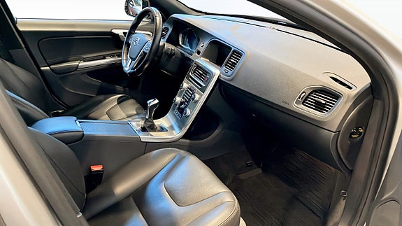 Volvo S60 Cross Country 3 of 12
