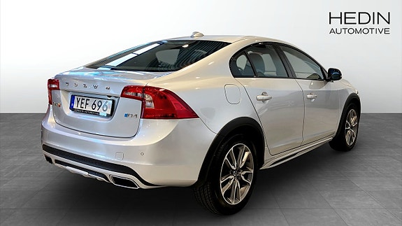 Volvo S60 Cross Country 2 of 12