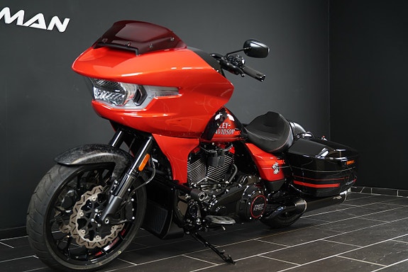 Harley-Davidson FLTRXSTSE CVO Road Glide ST 6 of 18