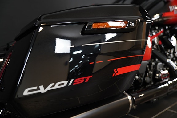 Harley-Davidson FLTRXSTSE CVO Road Glide ST 9 of 18
