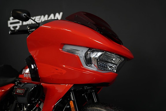 Harley-Davidson FLTRXSTSE CVO Road Glide ST 12 of 18