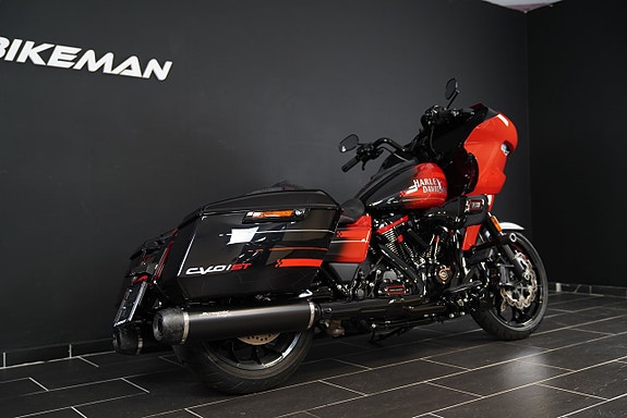 Harley-Davidson FLTRXSTSE CVO Road Glide ST 4 of 18