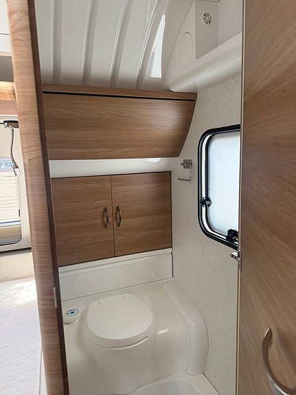 Hobby DE Luxe 400 SFE 13 of 15