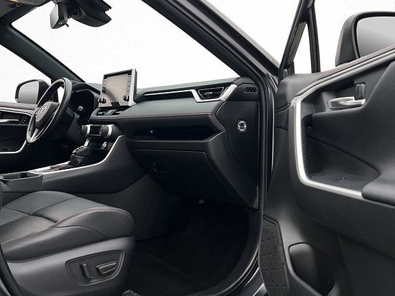 Toyota RAV4 Plug-in Hybrid 28 of 30