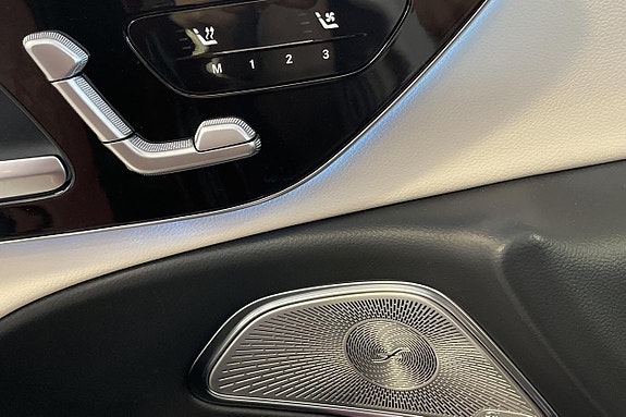 Mercedes-Benz E400 e 25 of 25