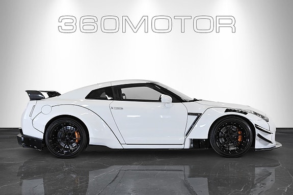 Nissan GT-R 2 of 5