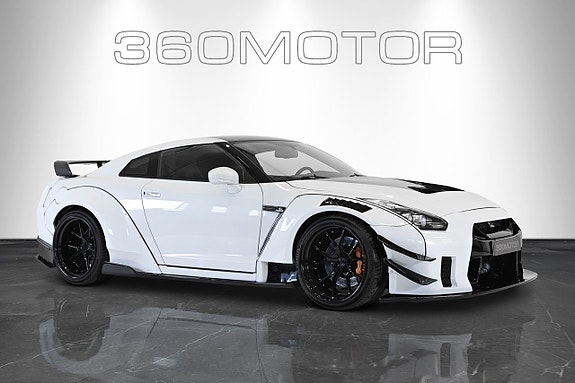 Nissan GT-R 3 of 5