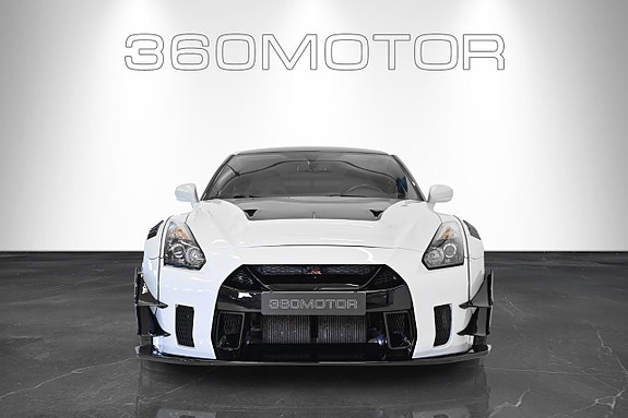 Nissan GT-R 4 of 5