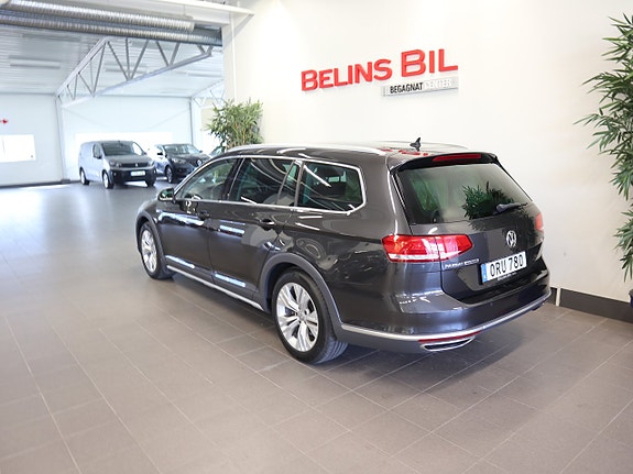 Volkswagen Passat Alltrack 3 of 5