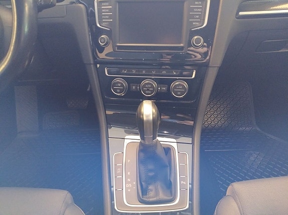 Volkswagen Golf VII 11 of 21