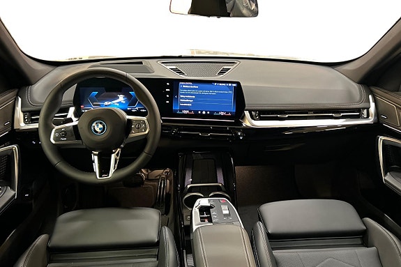 BMW iX1 10 of 22