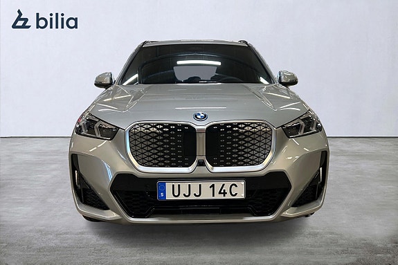 BMW iX1 8 of 22