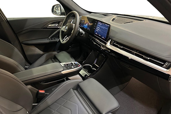 BMW iX1 9 of 22