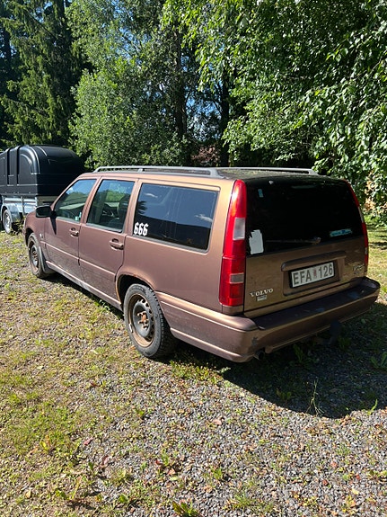Volvo V70 4 of 5