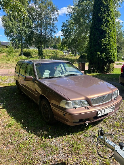 Volvo V70 2 of 5