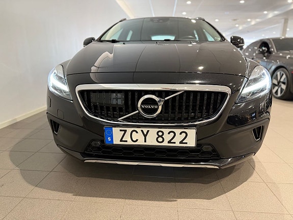 Volvo V40 Cross Country 2 of 5
