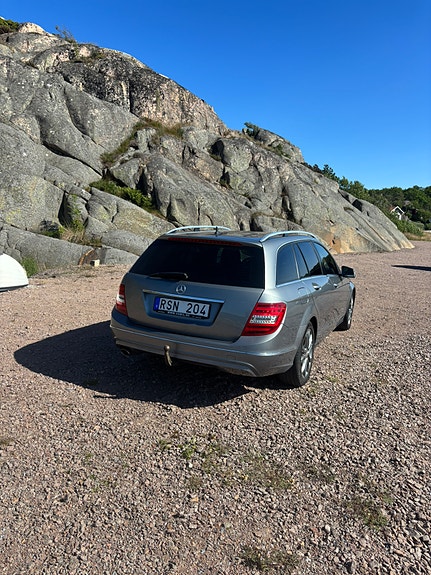 Mercedes-Benz C220 3 of 5