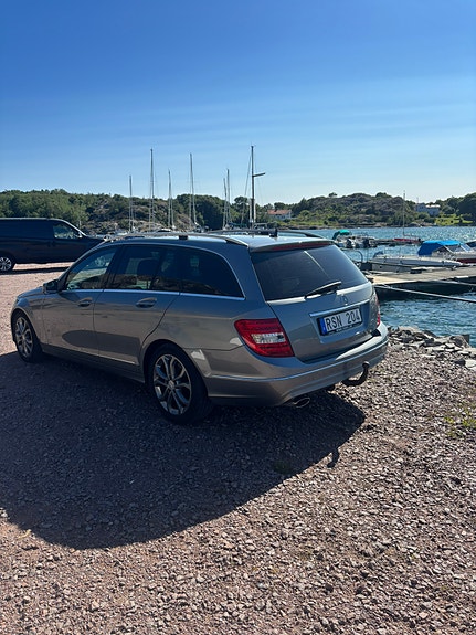 Mercedes-Benz C220 4 of 5