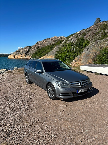 Mercedes-Benz C220 2 of 5