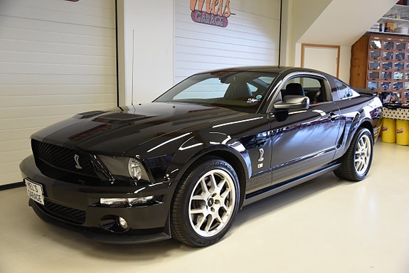 Ford Mustang 2 of 5