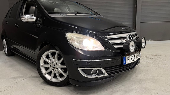 Mercedes-Benz B200 3 of 5