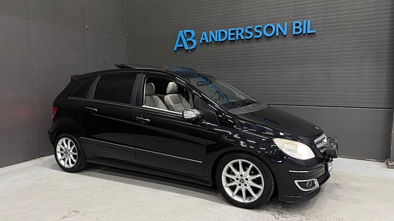 Mercedes-Benz B200 4 of 5