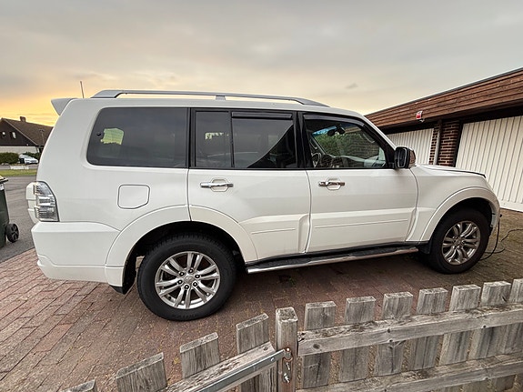 Mitsubishi Pajero 3 of 5
