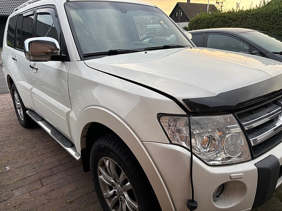 Mitsubishi Pajero 4 of 5