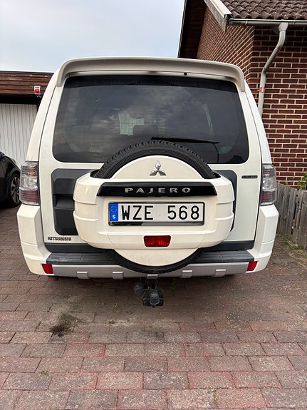 Mitsubishi Pajero 2 of 5