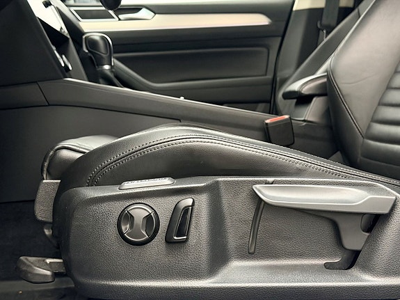Volkswagen Passat Alltrack 13 of 30