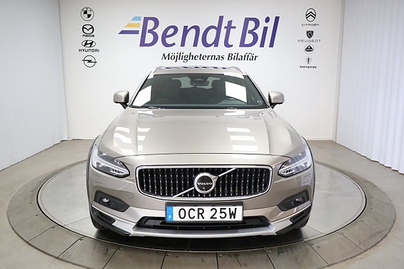 Volvo V90 Cross Country 2 of 5