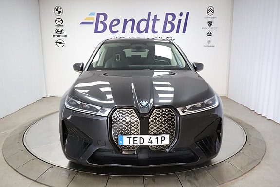 BMW iX 2 of 5