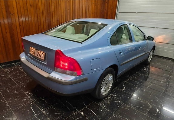 Volvo S60 4 of 5