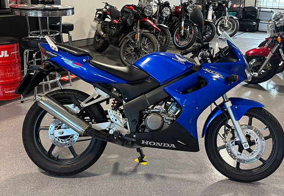Honda CBR125R 2 of 5