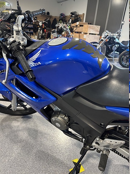 Honda CBR125R 4 of 5