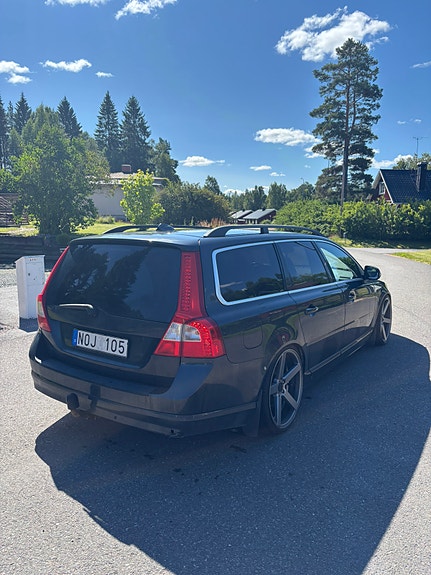 Volvo V70 3 of 5