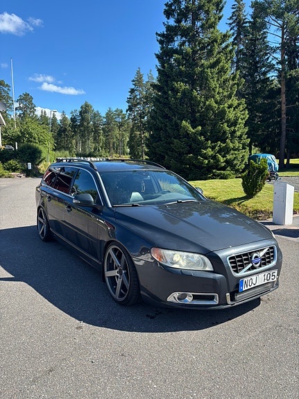 Volvo V70 2 of 5