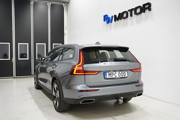 Volvo V60 Cross Country 4 of 5