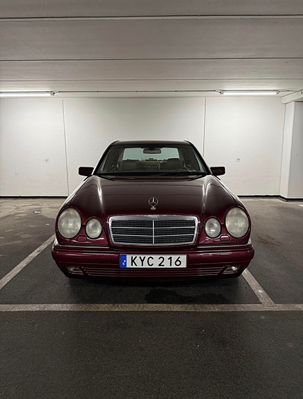 Mercedes-Benz E240 4 of 9