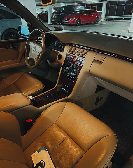 Mercedes-Benz E240 6 of 9
