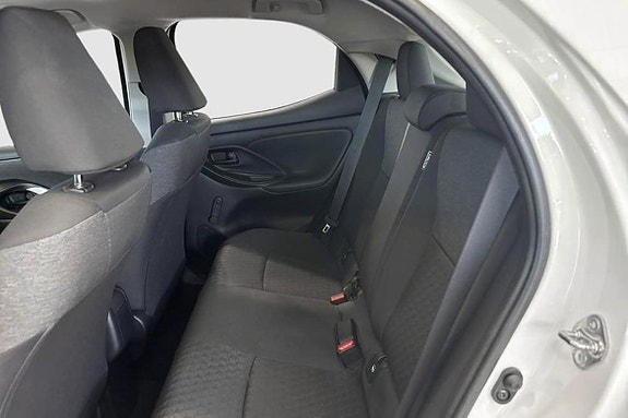 Toyota Yaris 9 of 12