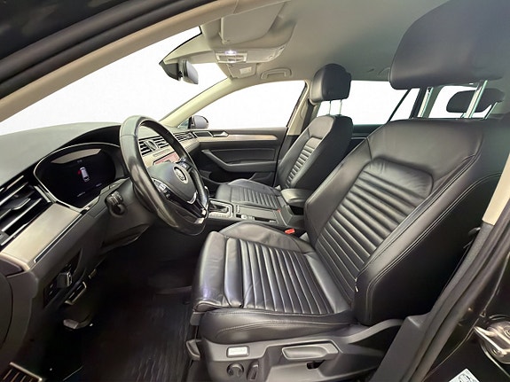 Volkswagen Passat Alltrack 12 of 30