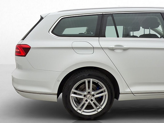 Volkswagen Passat 30 of 30