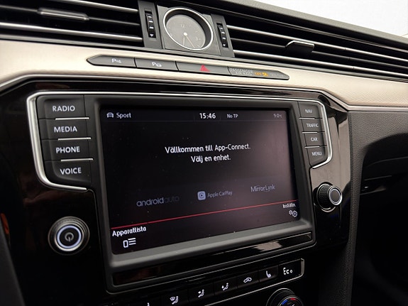 Volkswagen Passat 21 of 30