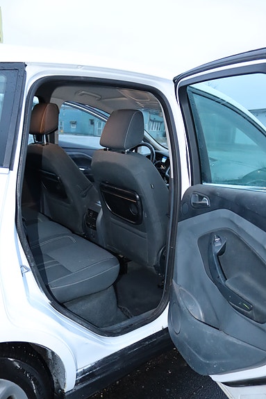 Ford C-Max 10 of 18