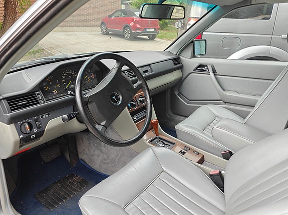 Mercedes-Benz 300 CE 3 of 5