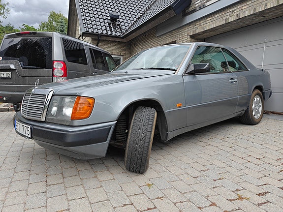 Mercedes-Benz 300 CE 2 of 5