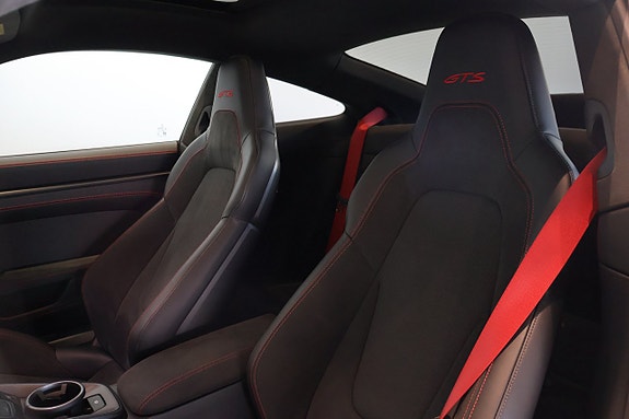 Porsche 911 Carrera GTS 8 of 12