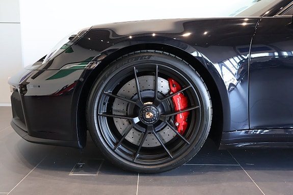 Porsche 911 Carrera GTS 4 of 5