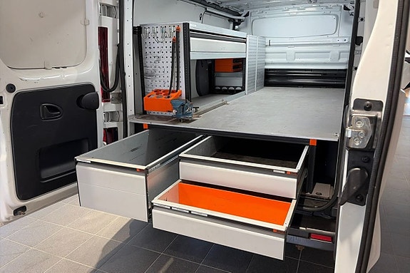 Nissan NV300 19 of 24
